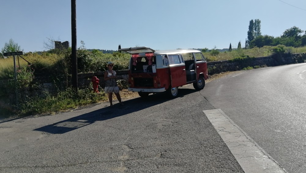 En panne sur le bord de la route